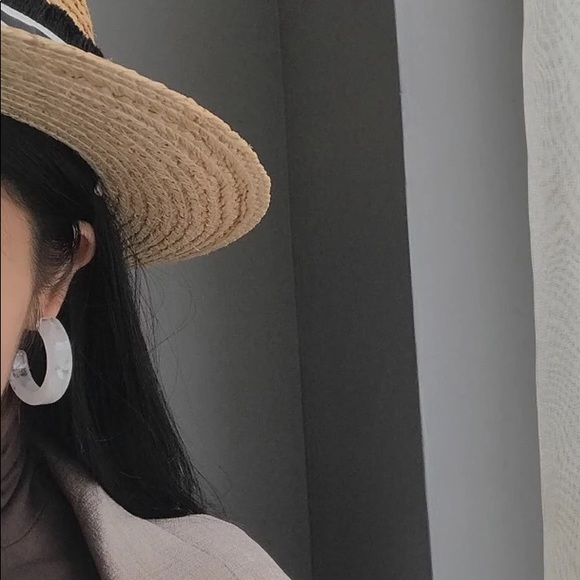 HP✨Half Moon Clear Marble Acrylic Hoop Earrings - Picture 4 of 5